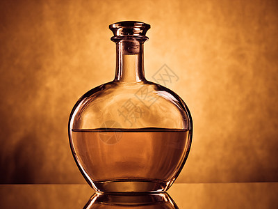 一瓶白兰地饮料静物反射玻璃调子黄色棕色瓶子圆形图片