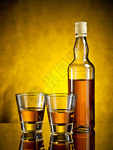 威士忌玻璃黄色不倒翁棕色液体调子饮料静物反射瓶子图片