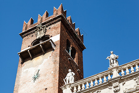意大利维尼托维罗纳Verona的广场上的贝尔塔天空雕像建筑学假期房屋石头蓝色城市大理石地标图片