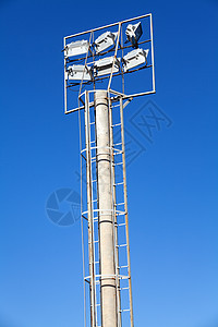 蓝色天空的亮光金属活力游戏灯柱光灯运动足球灯笼场地电气图片