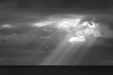 日光照在海面上光束白色风景太阳海浪环境风暴生态天气多云图片