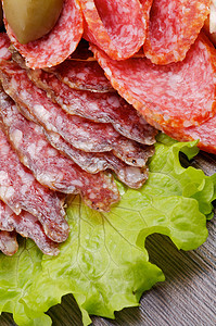 Salami和烟熏香肠的切片图片