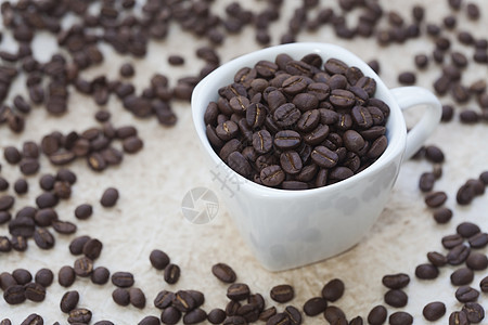 咖啡杯中的咖啡豆黑色种子生活研磨美食杯子奢华工作室芳香香气图片