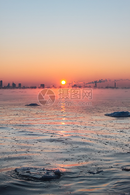 冬季海雾海岸波浪季节海洋旅行鹅卵石情调时间场景天空图片