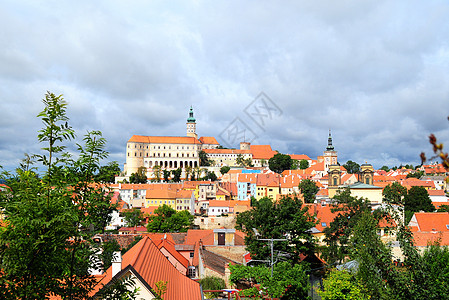 城堡建筑群的景象 还有一块Czech镇Mikulov旅行建筑旅游村庄历史性纪念碑大厦灌木遗产天空图片