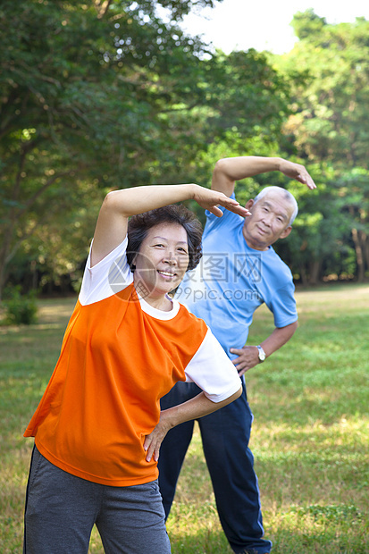 公园中快乐的亚洲老人健身夫妇图片