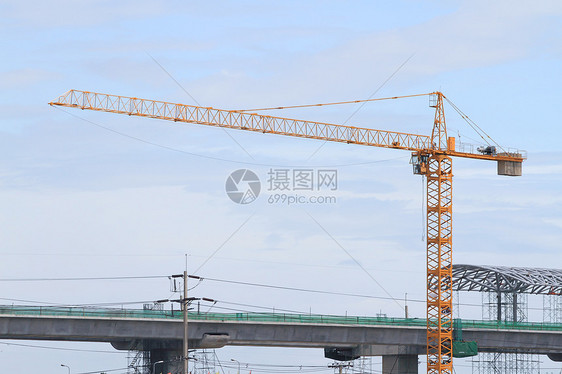 空中列车系统建造在 Nunthaburi Tha建筑水泥技术车站平台工作天空力量金属起重机图片