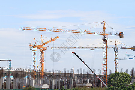 空中列车系统建造在 Nunthaburi Tha工作起重机火车平台技术金属吊装脚手架构造车站图片