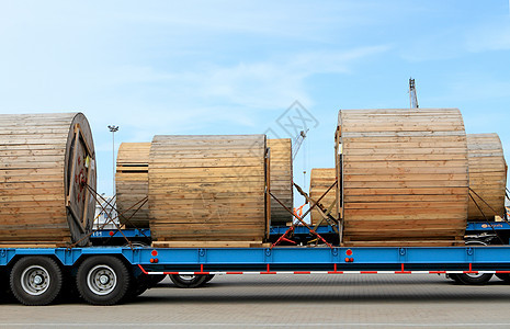 在公路上运输金属产品的运输过境货物力量货运交通卷曲线圈车站冶金卡车图片