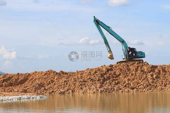 位于河边并准备施工的挖掘机机械土壤装载机搬迁构造驾驶整车车轮推土机拖拉机图片