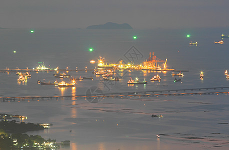 夜间装有货物和集装箱的港口仓库海洋产品设施码头日落货运子集海岸商品车辆图片