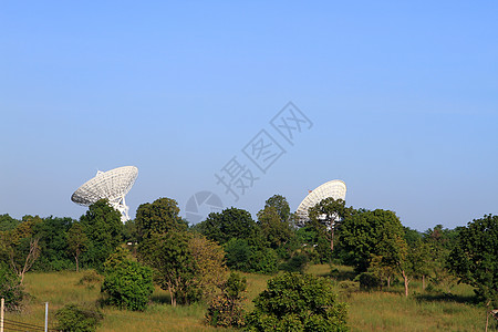 超大型卫星天线商业渠道播送天文蓝色宽带信号天空车站盘子图片