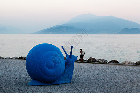 意大利Sirmione岛加尔达湖海滩上的蓝色斯奈尔图片