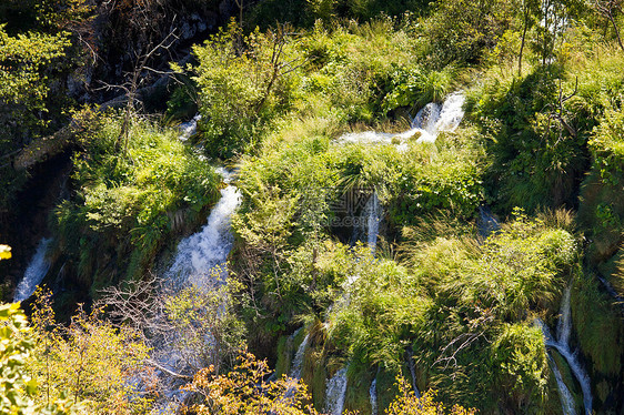 流水在普立特维斯瀑布湖上图片