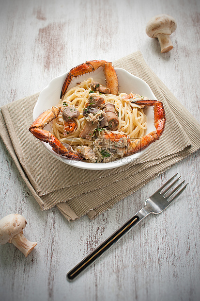 番蟹和蘑菇意大利面条美食食物甲壳营养蟹肉动物钳子贝类盘子图片