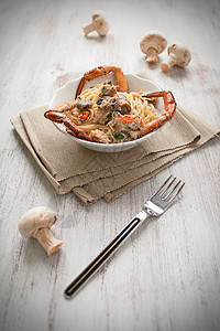 番蟹和蘑菇意大利面条甲壳美食钳子营养动物食物螃蟹贝类蟹肉盘子图片