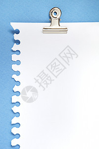 蓝背景和剪辑的空白笔记纸图片