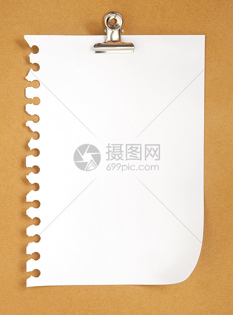 纸板背景上带剪辑的空白笔记纸教育文档办公室内衬卷曲作品木板写作成交笔记本图片