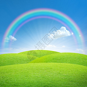 绿地 有蓝天空和完美的彩虹图片