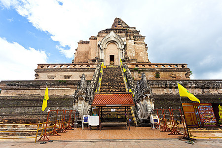 泰国清迈的寺庙房子祷告宗教佛塔城市建筑佛教徒旅行避难所宝塔图片