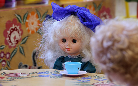 美丽的洋娃娃桌子乐趣衣服发型女性红色玩具裙子眼睛摄影图片