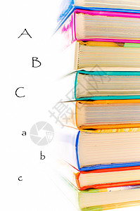 白色背景的堆叠书籍书店智慧小说出版物收藏学习图书馆字母文学意义图片