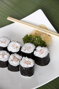 寿司在盘子上餐厅美食午餐健康文化筷子海藻食物小吃白色图片