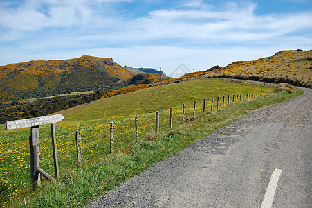 石块路和农田围栏爬坡农场路标旅行场地栅栏农业背景图片