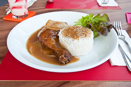 烤鸡和大米焙烧炉烹饪餐厅鸡腿盘子草药美食蔬菜食物服务图片