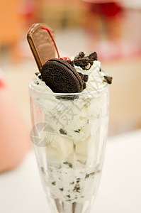 冰淇淋和饼干甜点食物白色香草红色棕色奶油季节性美食巧克力图片