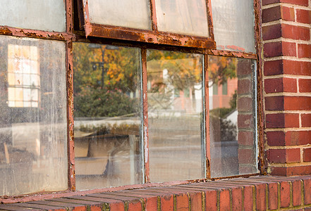 仓库中旧的生锈窗口 反跌落图片