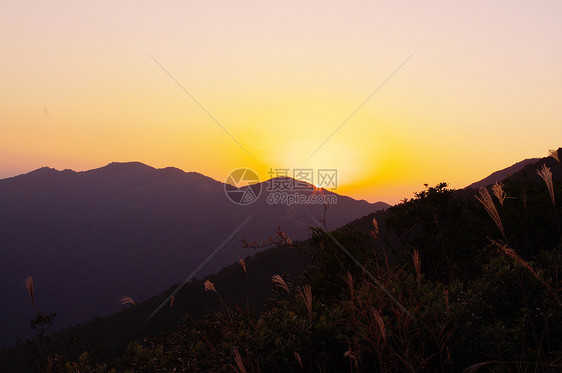 岛南中华山的日落海洋辉光爬坡生活太阳山麓岩石半岛天空杂草图片