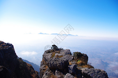 高山的山坡周围有云登山杂草旅行登山者青金石多云风景顶峰高地太阳图片