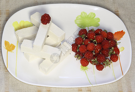 甜甜的白水果糖果和盘子上的草莓灰色制品黄色浆果白色覆盆子红色绿色陶瓷图片