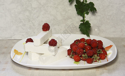 甜甜的白水果糖果和盘子上的草莓白色覆盆子灰色绿色浆果床单制品陶瓷红色图片