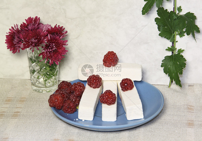甜白水果糖果和蓝盘上的草莓糖制品绿色盘子覆盆子浆果白色陶瓷灰色花束红色图片