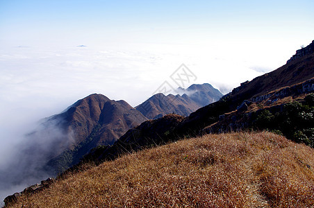 彩云环绕着中国的中华人Xizang山脊风景空洞登山青金石景点地貌天空高地岩石顶峰图片