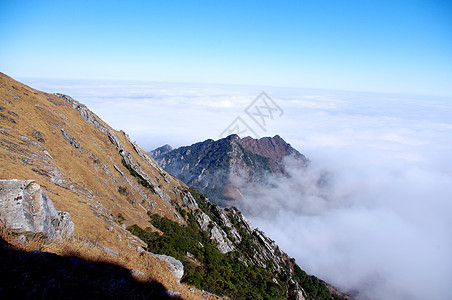 仰视高山山坡的顶端青金石多云旅行杂草太阳稻草悬崖峭壁顶峰山腰高地图片