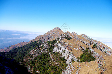 山上岩石悬崖和云在艾西亚图片