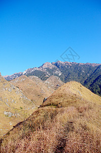 仰视高山山坡的顶端登山者岩石顶峰山顶石头游客青金石悬崖峭壁旅行太阳图片