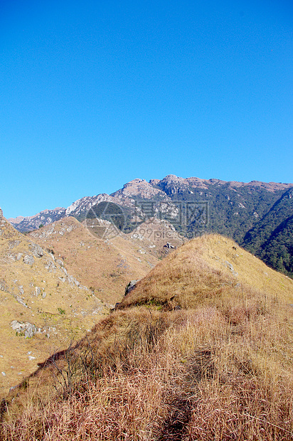 仰视高山山坡的顶端登山者岩石顶峰山顶石头游客青金石悬崖峭壁旅行太阳图片