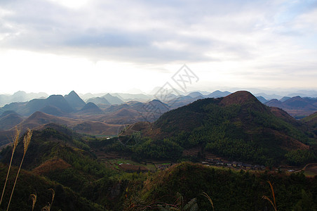 中华南部的喀斯特地貌阳光亚热带森林草原岩溶山顶热带草地天空杂草图片