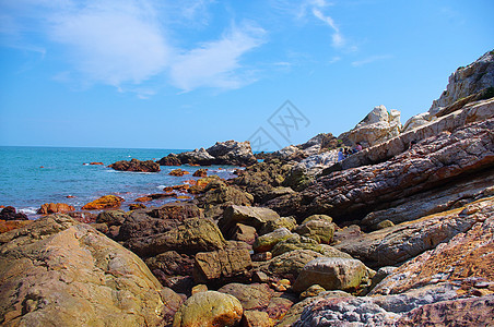 海边的悬崖 在宽阔的天空下浪花危险蓝色天气海浪海滩钓鱼海水土地垂直度图片