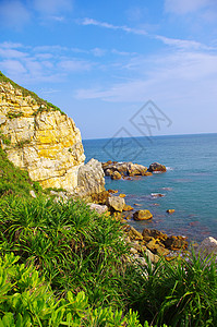 海边的悬崖 在宽阔的天空下土地海岸线渔业浪花季节钓鱼危险海滩垂直度海浪图片