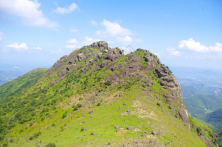 高山 中国南部有巨石山腰荒地悬崖顶峰羽绒被石头草原峡谷山坡高地图片