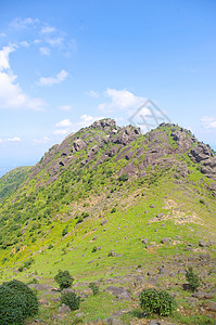 高山 中国南部有巨石顶峰草原山腰悬崖高地山麓山顶石头山坡首脑图片