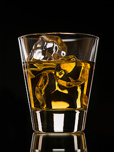 黑色威士忌玻璃岩石黄色不倒翁冰块反射图片