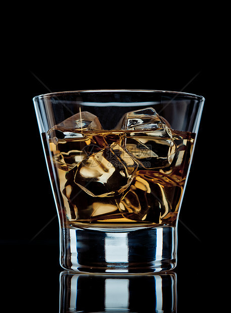 黑色威士忌玻璃反射黄色岩石冰块不倒翁图片