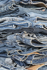 各种旧旧蓝色牛仔裤的堆叠销售衣服青少年接缝服饰织物口袋购物铆钉团体图片