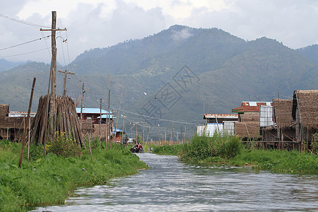 湖边的石洞房屋别墅假期池塘窗户村庄建筑栖息地栅栏房子旅游图片